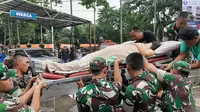 Evakuasi pasien di Rumah Sakit Qadr, Kelapa Dua, Kabupaten Tangerang, Rabu (1/1/2020). (Liputan6.com/ Pramita Tristiawati)