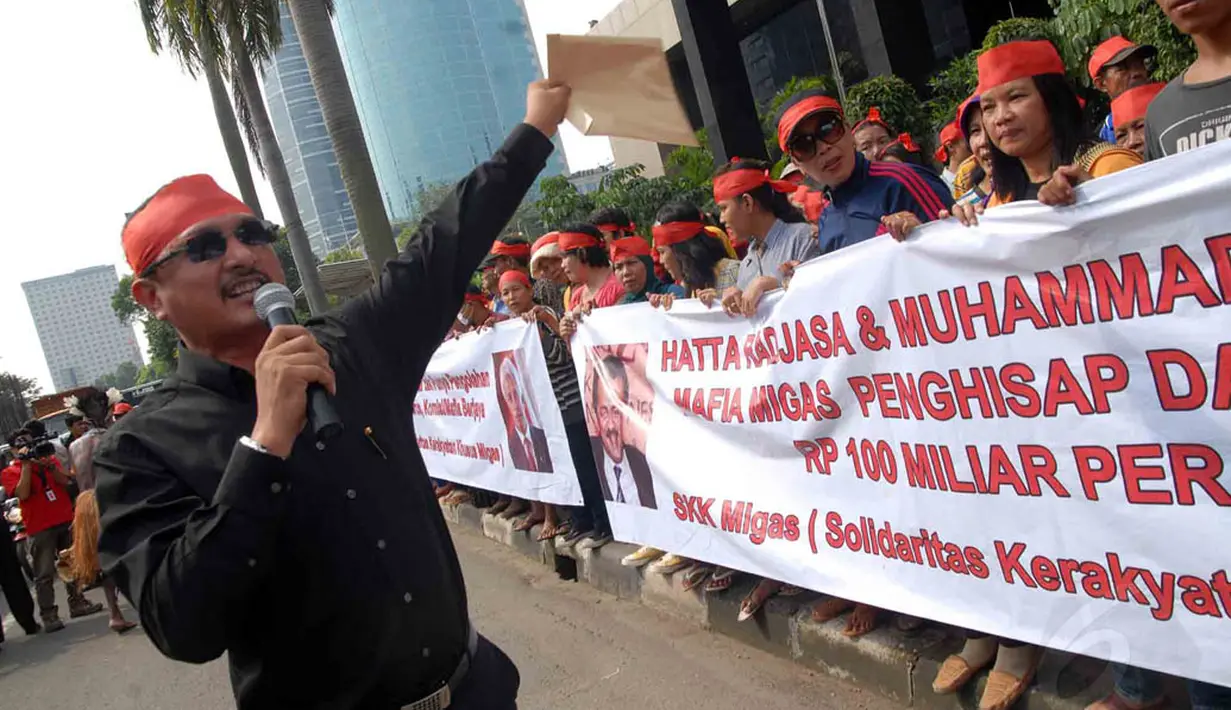 Selain Hatta, ormas SKK Migas yang menggandeng Ormas Badan Pemerhati (BP) Migas, juga turut melaporkan Bos Pertamina Trading Energy Ltd (Petral), Muhammad Riza Chalid, Jakarta, Senin (16/6/14). (Liputan6.com/Miftahul Hayat)