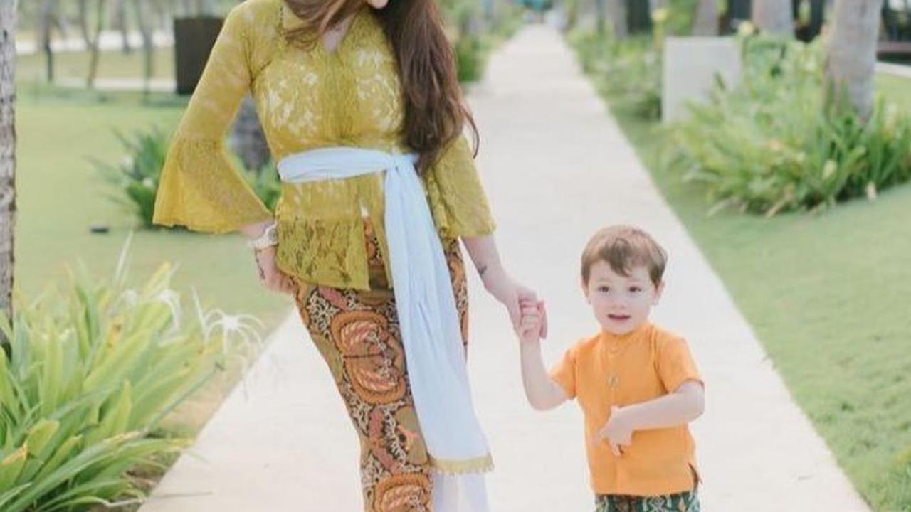 7 Baju Adat untuk 17 Agustus Simpel dan Nyaman Inspirasi Anak Artis
