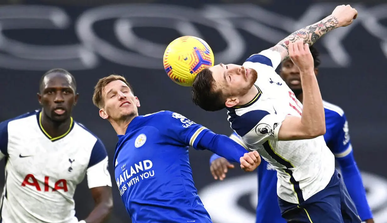 Pemain Leicester City, Marc Albrighton, duel udara dengan pemain Tottenham Hotspur, Pierre-Emile Hojbjerg, pada laga Liga Inggris di London, Minggu (20/12/2020). Leicester menang dengan skor 2-0. (Andy Rain/ Pool via AP)