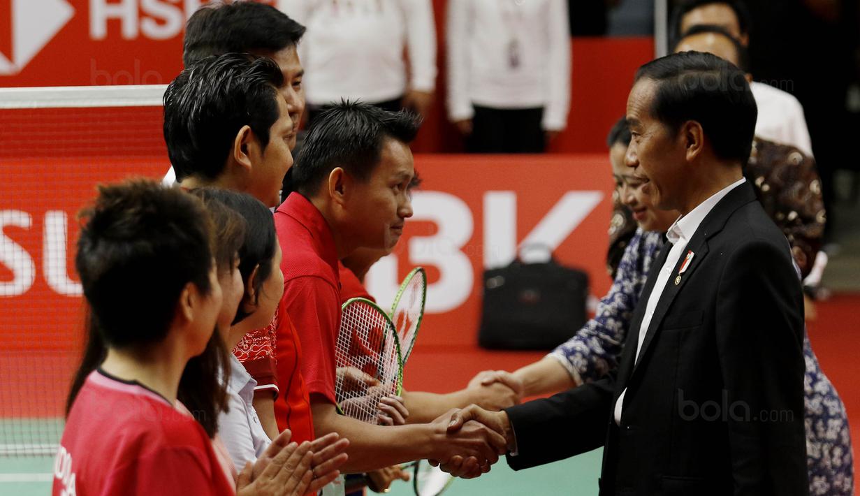 Presiden RI, Joko Widodo, bersalaman dengan para legenda saat peresmian Istora Senayan, Selasa (23/1/2018). Setelah direnovasi Istora kini berkapasitas 7.120 penonton dan memiliki kursi dan pencahayaan yang lebih baik. (Bola.com/M Iqbal Ichsan)