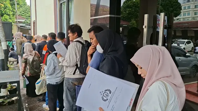 Sejumlah masyarakat tampak mengantre saat meminta pelayanan pembuatan SKCK di Sat Intelkam Polres Metro Depok (Liputan6.com/Dicky Agung Prihanto)