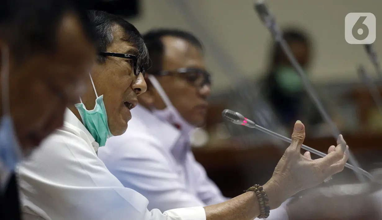 Menteri Hukum dan HAM Yasonna Laoly menyampaikan penjelasan kepada Komisi III DPR saat rapat kerja di Kompleks Parlemen, Jakarta, Senin (22/6/2020). Rapat membahas evaluasi pelaksanaan reformasi birokrasi dan pola manajemen pegawai di lingkungan Kementerian Hukum dan HAM. (Liputan6.com/Johan Tallo)