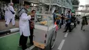 Pedagang makanan melayani pembeli saat berjualan di tengah aksi reuni 212, sekitaran Jalan Medan Merdeka Barat, Jakarta, Senin (2/12/2019). Sejumlah PKL meraup untung dengan berjualan di tengah ribuan massa Persaudaraan Alumni 212 yang mengikuti reuni di Monas. (Liputan6.com/Faizal Fanani)