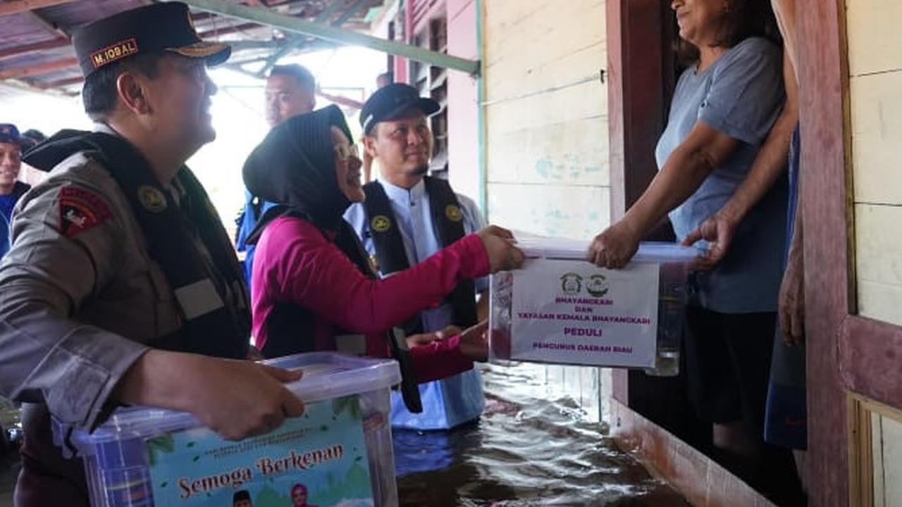 Kapolda Riau Irjen Mohammad Iqbal dan Istri Kunjungi Warga Korban Banjir