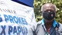 Salah satu petugas Bandara Internasional Sentani mengenakan masker kain yang dibagikan relawan protokol kesehatan PON XX Kabupaten Jayapura, Papua, Rabu (29/9/2021). (Dok BNPB)
