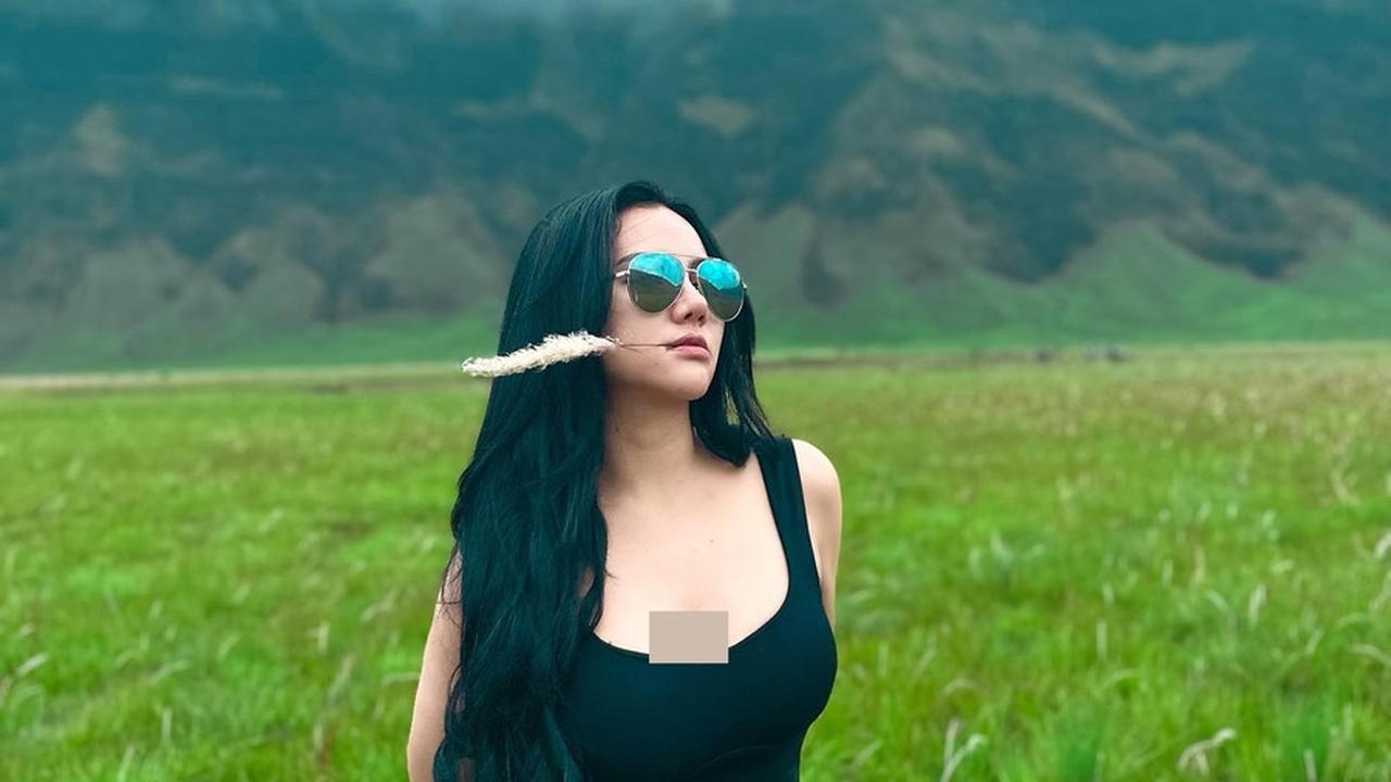 8 Potret Liburan Lala Widy ke Bromo Jadi Sorotan Netizen, Nekat Pakai Tank Top Padahal Cuaca Dingin