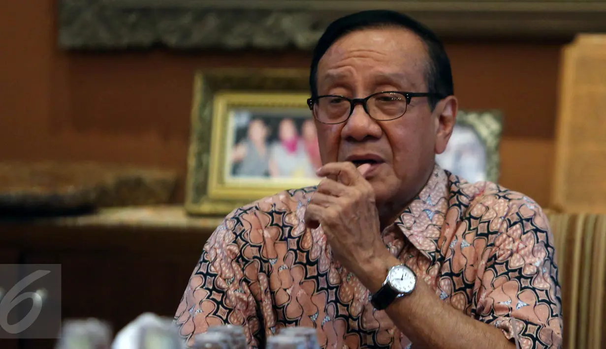 Akbar Tandjung saat menerima petisi dari kader muda partai golkar, Jakarta, Kamis (11/5). Petisi tolak hak angket telah ditandatangani sekitar 600 aktivis dan tokoh politik merupakan bentuk dukungan kepada KPK. (Liputan6.com/Johan Tallo) 