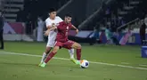 Gelandang Timnas Indonesia U-23 Witan Sulaeman mencoba merebut bola dari kaki gelandang Timnas Qatar U-23 Abdullah Al-Yazidi dalam laga fase grup Piala Asia U-23 2024 di Stadion Jassim bin Hamad pada Senin (15/4/2024) malam WIB. (Dok. PSSI)