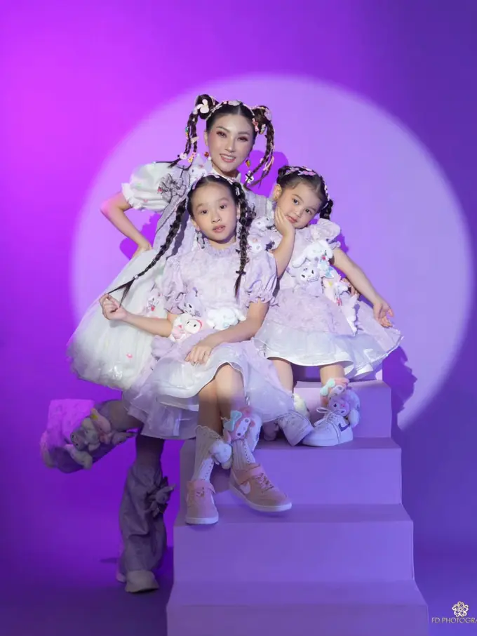 Potret Sarwendah dan Kedua Putrinya Bergaya Baby Doll dengan Outfit Serba Ungu, Tampil Imut Bak Kakak Beradik