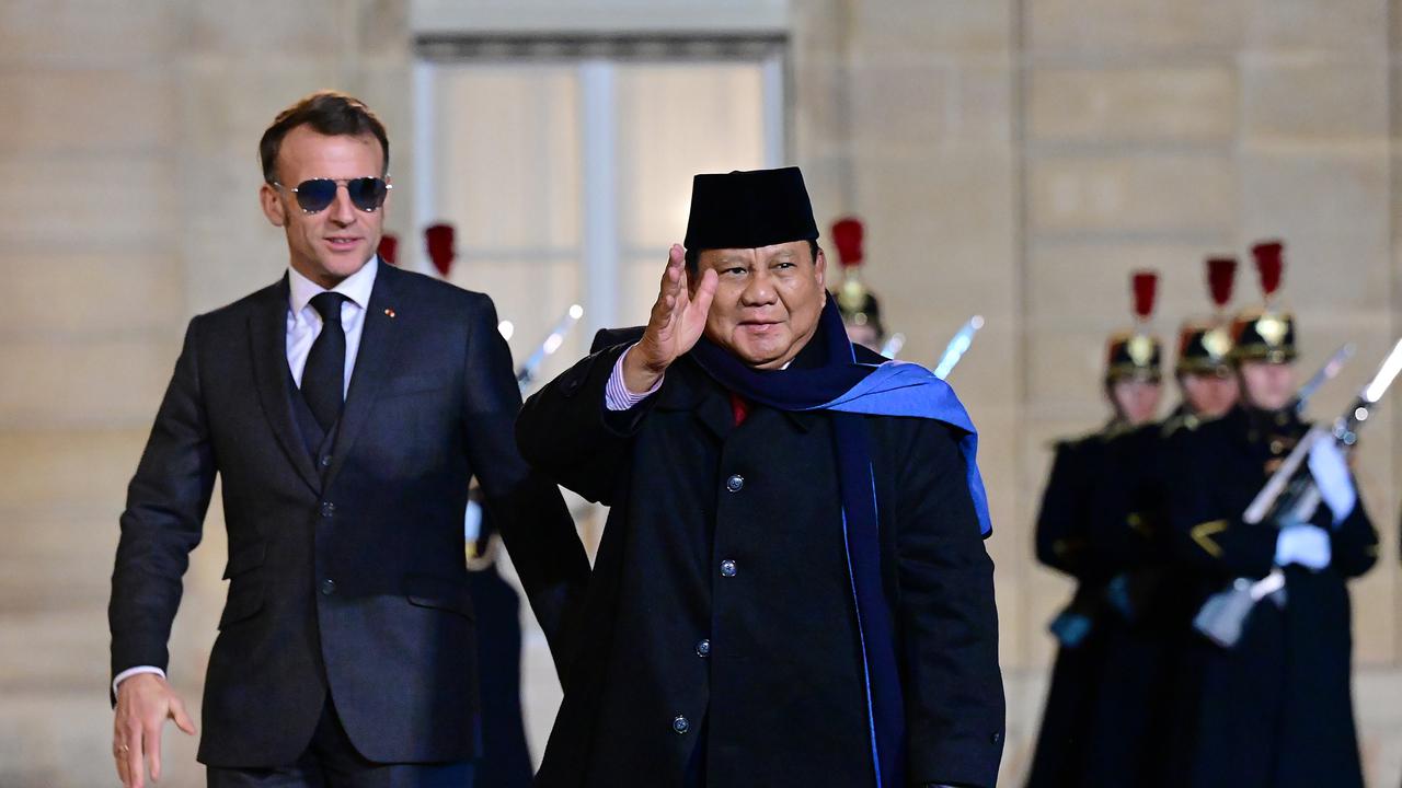 Seskab Teddy Bocorkan Isi Pertemuan Tertutup 2,5 Jam Prabowo dan Macron di Paris