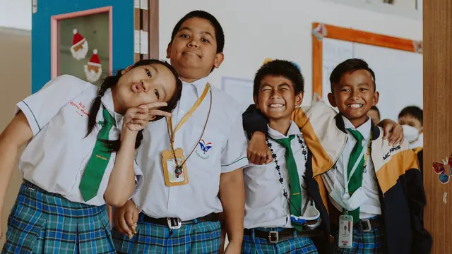 Ilustrasi seragam sekolah, dasi, MPLS