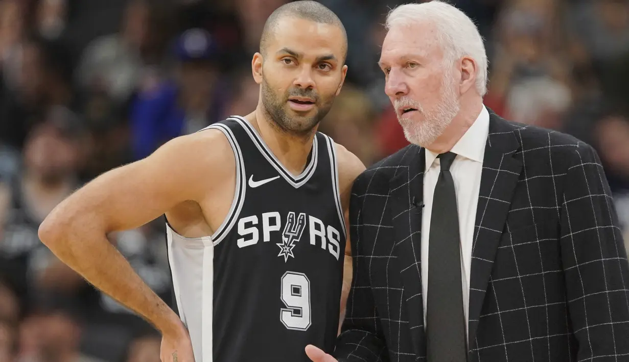 Pelatih Spurs, Gregg Popovich (kanan) berbincang dengan Tony Parker pada lanjutan NBA basketball game di AT&T Center, San Antonio, (1/02/2018). Houston menang 102-91. (AP/Darren Abate)