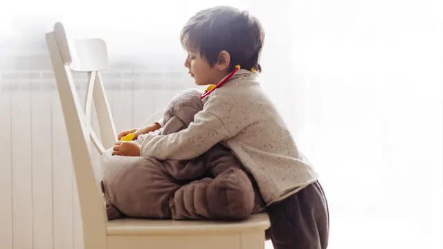 3. Hindari Mempermalukan Anak karena Terlihat “Berbeda” [Dok/freepik.com]