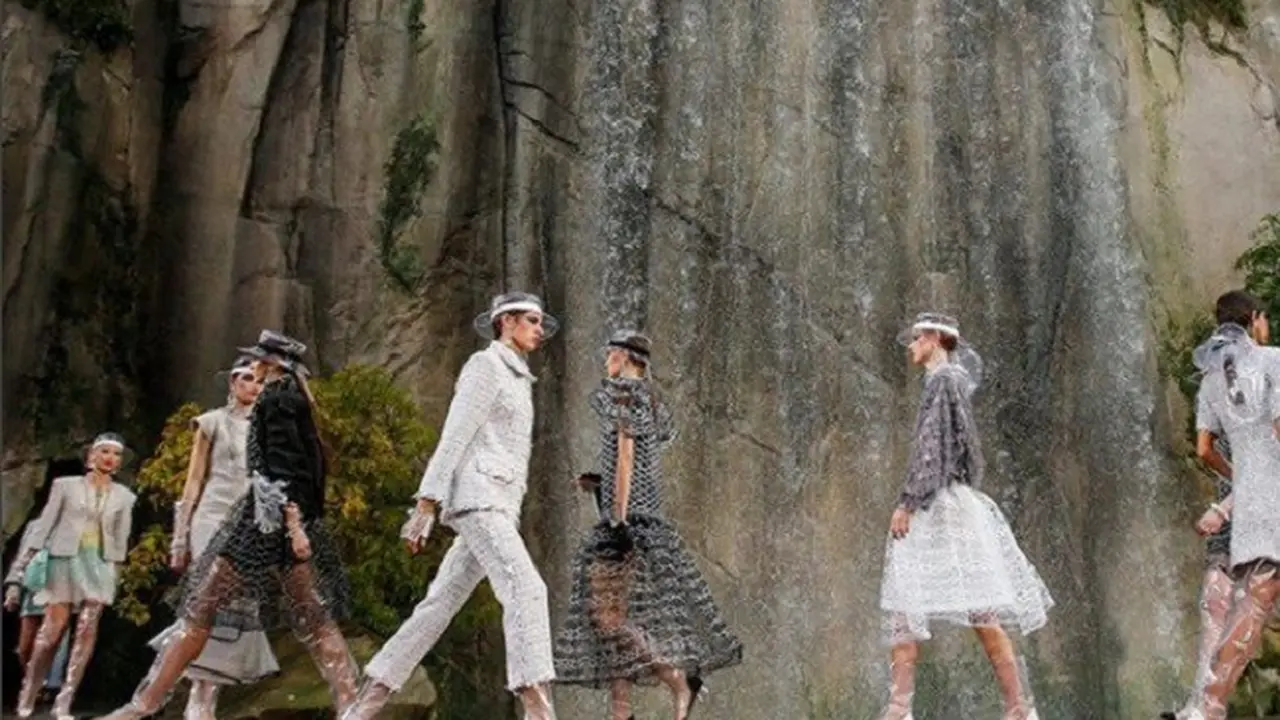 Chanel Tampilkan Nuansa Air Terjun pada Fashion Show Terbarunya