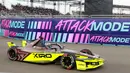 Pembalap tim Kiro Racing, Dan Ticktum memacu mobilnya saat ajang Jakarta E-Prix 2025 yang berlangsung di Jakarta International ePrix Circuit, Ancol, Sabtu (21/6/2025). (Bola.com/M Iqbal Ichsan)