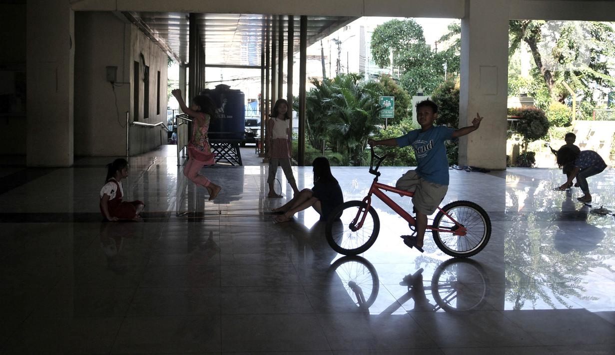 Anak-anak bermain di lobi Rusunawa Jatinegara Barat, Jakarta, Minggu (3/5/2020). Pemprov DKI Jakarta berencana membebaskan uang retribusi atau tarif rusunawa karena banyaknya penghuni yang tidak mampu membayar sewa akibat kesulitan ekonomi di tengah pandemi COVID-19. (merdeka.com/Iqbal S. Nugroho)