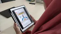 Seorang milenial tengah melihat konten mengenai Alquran di akun Instagram quranreview. (Ist).