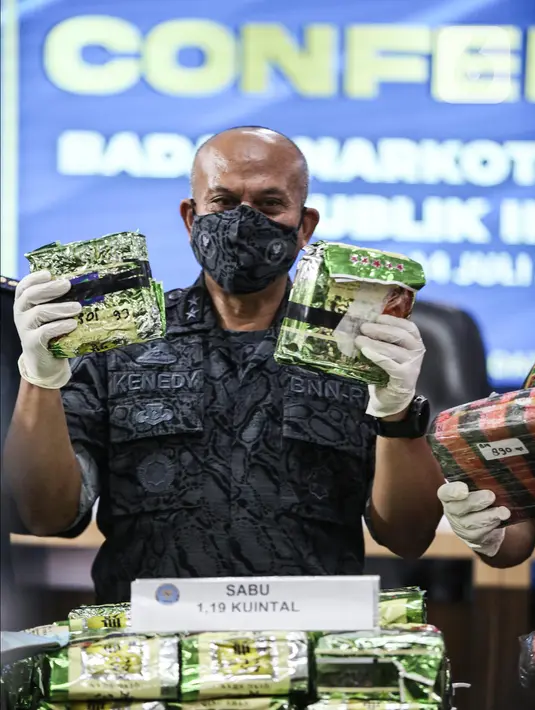 Deputi Pemberantasan BNN RI Irjen Pol Kenedy menunjukkan barang bukti saat rilis pengungkapan kasus tindak pidana narkotika di Gedung BNN, Jakarta, Kamis (14/7/2022). BNN berhasil mengungkap sebelas kasus tindak pidana narkotika selama periode Juni-Juli 2022 dengan barang bukti narkotika mencapai tiga kuintal. (Liputan6.com/Faizal Fanani)