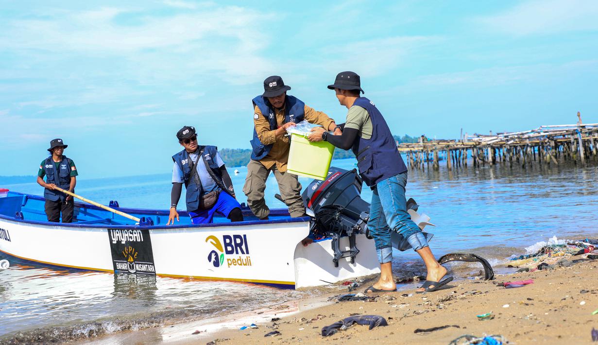 Petugas Yayasan Lopie Bahari Nusantara Tolitoli bersama BRI Peduli bersiap mengantarkan perlengkapan belajar menggunakan Perahu Literasi. Bantuan mencakup buku bacaan, alat tulis, dan proyektor untuk kegiatan belajar interaktif. (Adv/BRI)