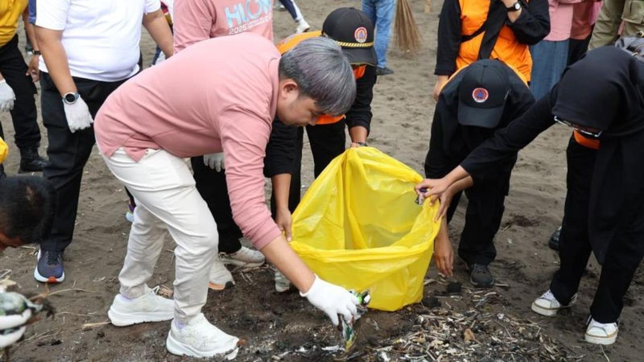 Bupati Jember Pimpin Aksi Bersih Pantai Jember, Wujudkan Wisata Berstandar Internasional