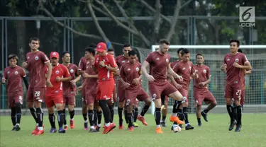 Pemain Persija melakukan pemanasan saat latihan resmi jelang laga kedua Semifinal Zona Asia Tenggara Piala AFC 2018 di Lapangan A Kompleks GBK, Jakarta, Senin (14/5). Persija akan menjamu Home United, Selasa (15/5). (Liputan6.com/Helmi Fithriansyah)