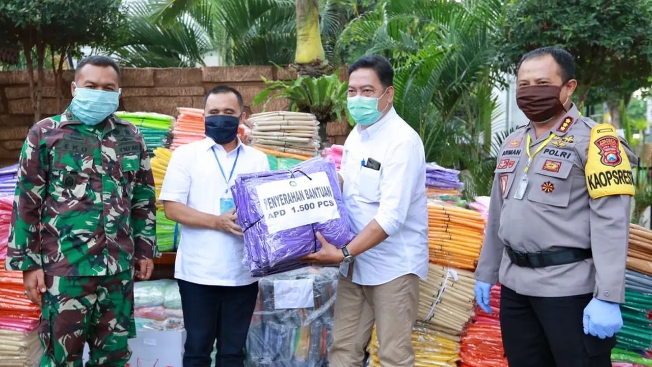 Banyuwangi Distribusikan 1.800 APD Produksi UMKM untuk Tenaga Kesehatan