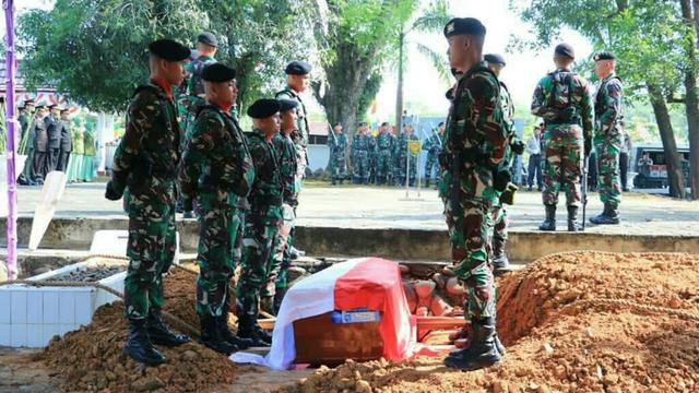 Tangisan Sedih Iringi Pemakaman Anggota TNI yang Gugur di Papua