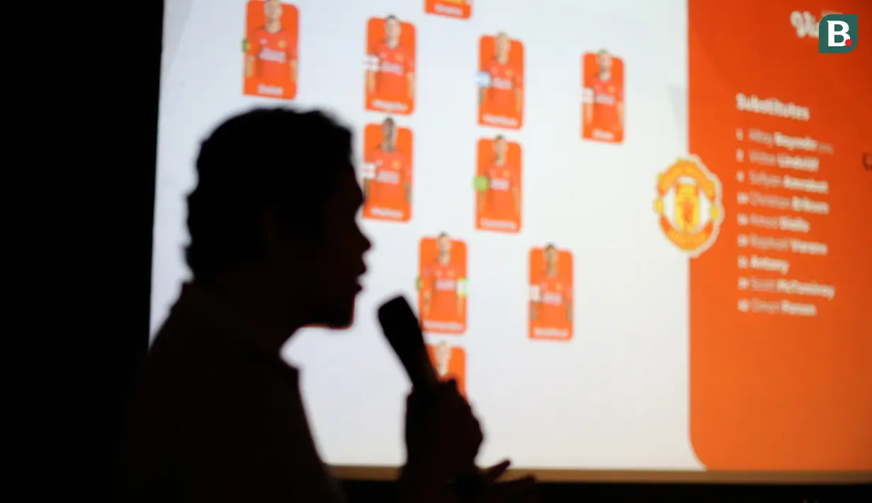 Siluet dari jurnalis Bola.com, Ade Yusuf Satria saat memberikan prediksi pertandingan pada acara Roaring Night antara Manchester United melawan West Ham yang berlangsung di Fomo Bar, Melawai, Jakarta, Minggu (04/02/2024) malam WIB. (Bola.com/Bagaskara Lazuardi)