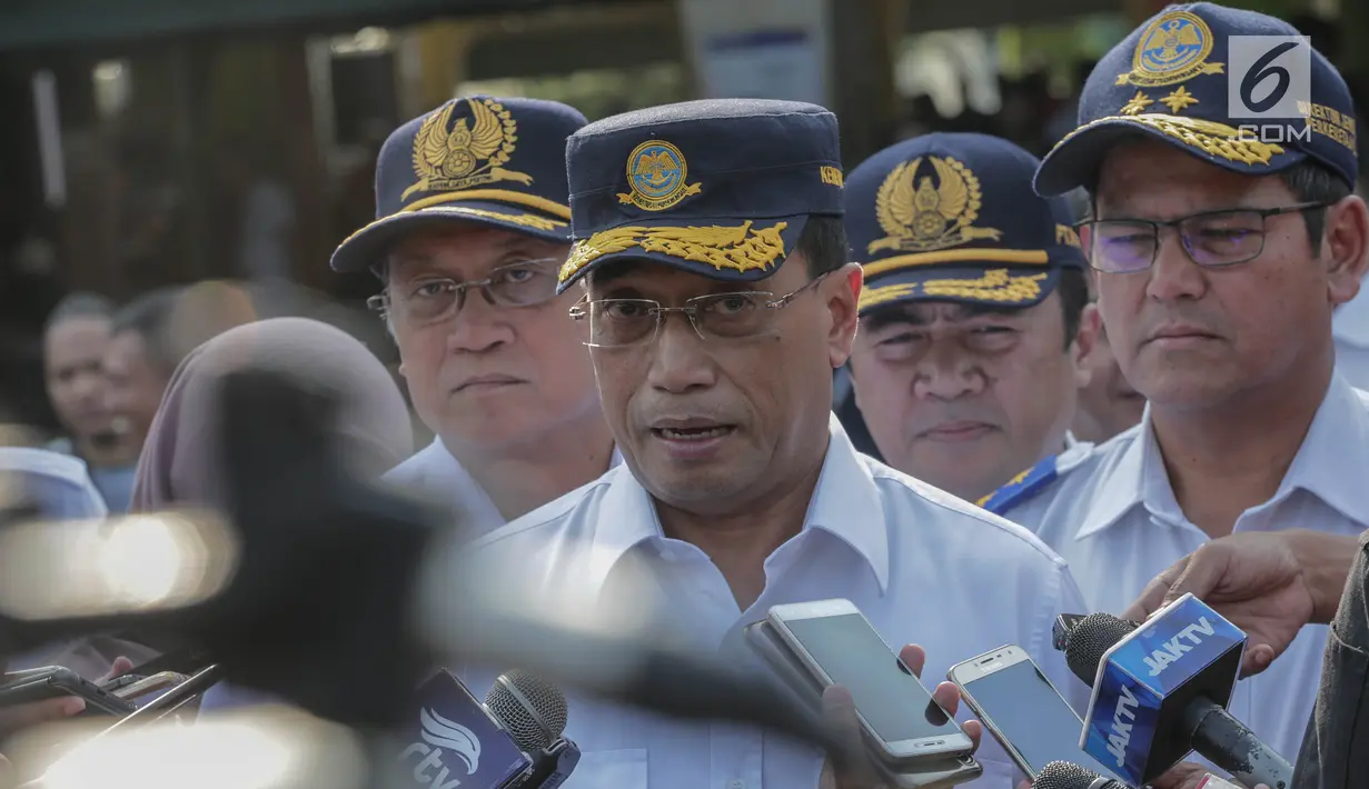 Menteri Perhubungan Budi Karya memberikan keterengan kepada awak media usai apel persiapan pengamanan dan angkutan lebaran 2019 di Stasiun Gambir, Jakarta, Minggu (26/5/2019). (Liputan6.com/Faizal Fanani)