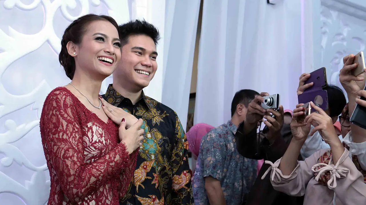 Acha Septriasa dan Vicky Kharisma menggelar acara lamaran pada Minggu (4/11/2016) siang. (Deki Prayoga/Bintang.com) 