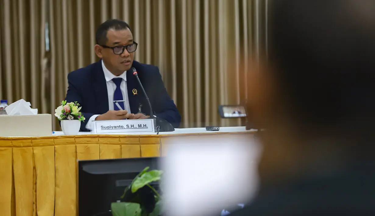 Sekretaris Mahkamah Agung Sugiyanto menjawab pertanyaan dalam wawancara terbuka calon hakim agung serta calon hakim ad hoc HAM dan Tipikor di Gedung Komisi Yudisial, Jakarta, Selasa (4/8/2026).  (KLY/ Arie Basuki)