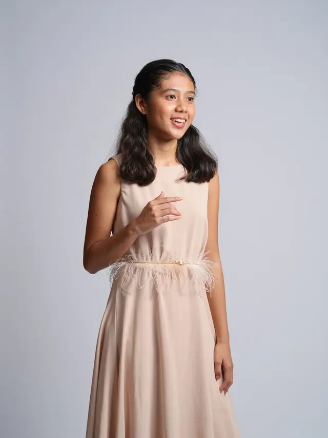 Gaun Pesta dengan Feather Accent