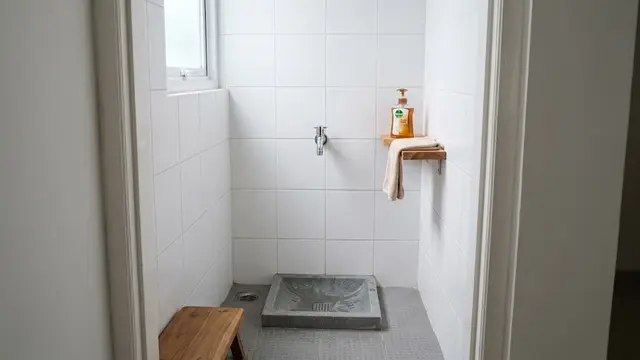 Tempat Wudhu dengan Keran Dinding yang Simpel
