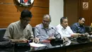 Wakil Ketua KPK Laode M. Syarif (kiri) memberikan keterangan pers di Gedung KPK, Jakarta, Sabtu (27/5). KPK mengamankan 7 orang dan menetapkan empat orang tersangka (dua orang pejabat Kemendes dan dua orang pejabat BPK). (Liputan6.com/Angga Yuniar)