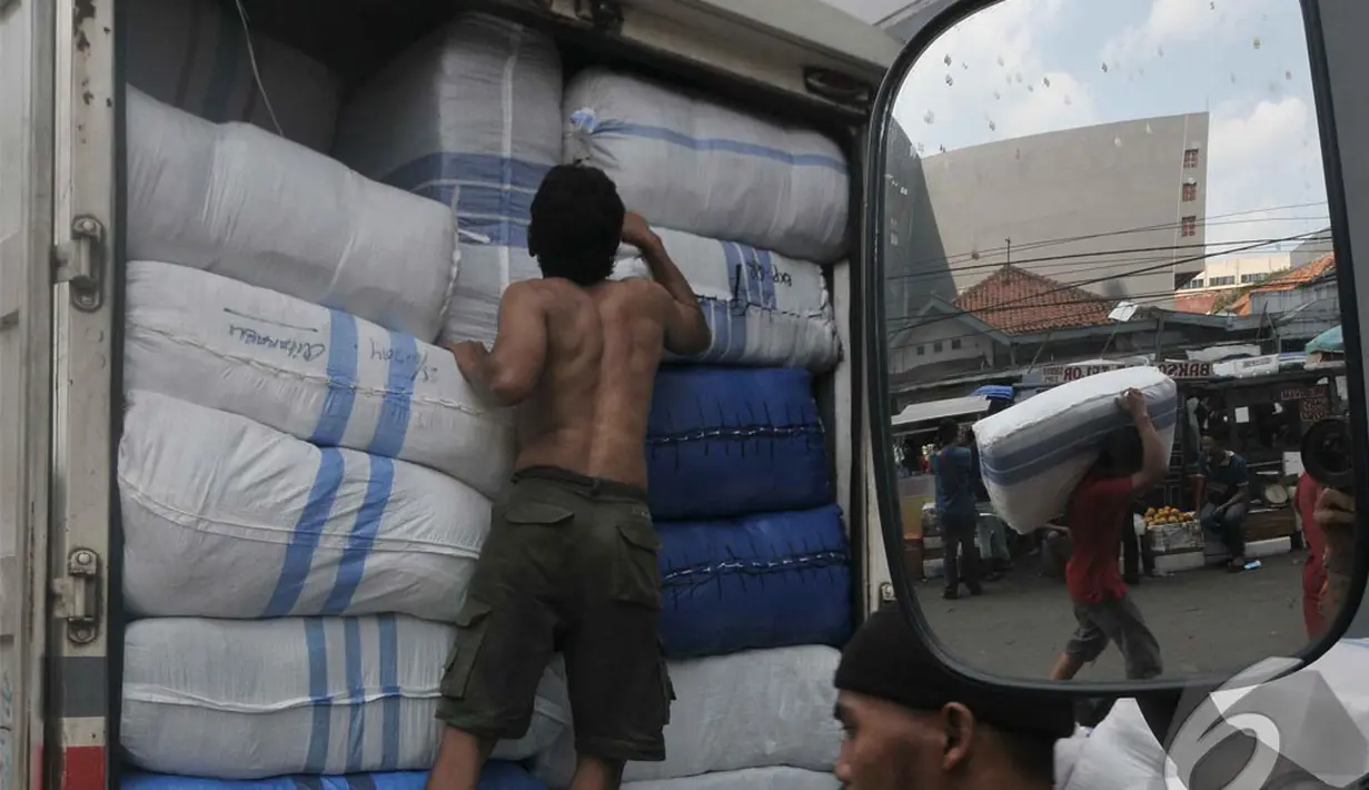 Pemesanan Texstil tersebut tidak hanya dipakai untuk keperluan keluarganya tetapi juga untuk dijual kembali, Tanah Abang, Jakarta, Rabu (25/6/2014) (Liputan6.com/Johan Tallo)