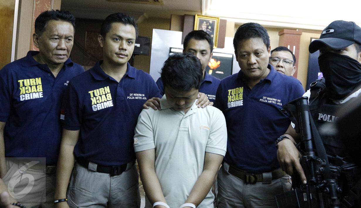 LWK tersangka pelaku ledakan di Mall Alam Sutera pada Rabu (28/10), dihadirkan saat konferensi pers di Polda Metro Jaya, Jakarta, Kamis (29/10). LWK yang merupakan staf IT diduga melakukan pengebomannya atas dasar pemerasan. (Liputan6.com/Yoppy Renato)