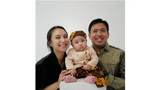 6 Pemotretan Keluarga Joshua dan Clairine Clay, Baby Elio Gemas Pakai Blangkon