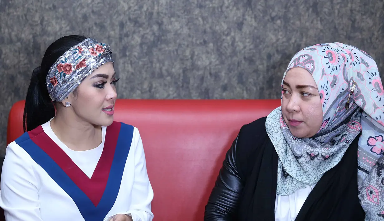 "Persembahannya baju yang saya pakai nanti itu saya enggak pernah pake baju seperti itu sebelumnya. Pokoknya bajunya perempuan banget, menyesuaikan sama perempuan disebelah saya ini (Syahrini)," ungkap Melly Goeslaw. (Nurwahyunan/Bintang.com)