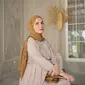 Busana warna nude yang dipadukan dengan hijab warna turmeric bikin wajah terlihat cerah. (Instagram/dwihananda).