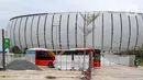 Bus Transjakarta menunggu penumpang di Jakarta International Stadium (JIS) di Tanjung Priok, Selasa (1/3/2022). PT Transportasi Jakarta (Transjakarta) mulai melakukan uji coba layanan non bus rapid transit (non BRT) rute 14 yang melayani trayek Stadion JIS - Senen. (Liputan6.com/Herman Zakharia)