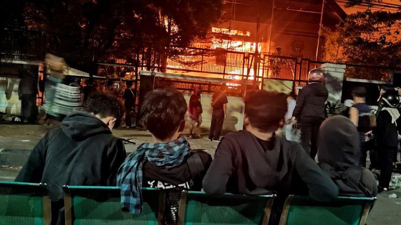 Fakta Mengejutkan: Kantor DPRD Sulsel Terbakar Habis, Massa Marah Tak Terbendung di Makassar
