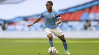 Penyerang Manchester City, Raheem Sterling mengontrol bola saat bertanding melawan Chelsea pada  pertandingan semifinal Piala FA di Stadion Wembley di London, Inggris, Minggu (18/4/2021). Kemenangan atas City mengantar Chelsea melaju ke Final Piala FA. (Adam Davy, Pool via AP)