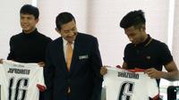 Achmad Jufriyanto (kiri), diperkenalkan secara resmi oleh Kuala Lumpur FA pada Senin (29/1/2018). (Bola.com/Facebook KLFA)