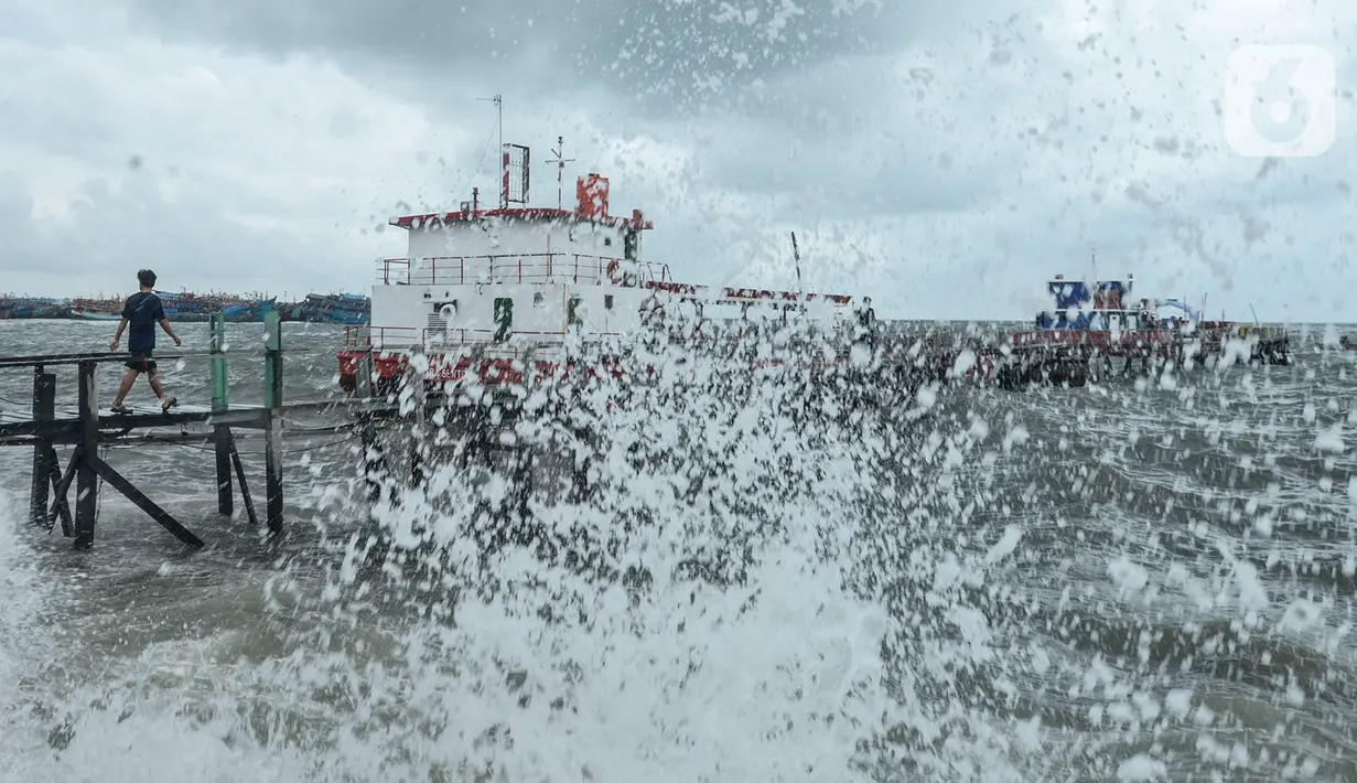 Gelombang tinggi dan angin kencang menghantam pesisir Jakarta, Kamis (9/1/2020). Pemprov DKI Jakarta melalui Dinas Sumber Daya Air (SDA) memetakan kawasan yang rawan diterjang banjir rob selama cuaca ekstrem melanda Jakarta pada 9 hingga 12 Januari 2020. (merdeka.com/Imam Buhori)