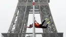 Aksi lompat gajah atlet Ukraina Igor Bychkov di depan Menara Eiffel, Paris, Rabu (13/9). Acara multi-olahraga internasional yang berlangsung selama 4 tahun sekali ini terdekat diselenggarakan di Tokyo, Japan 2020 mendatang. (AP Photo/Thibault Camus)