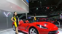Dua Sales Promotion Girl (SPG) seksi mengawal kehadiran Chevrolet Stingray di Indonesia International Motor Show (IIMS) 201.