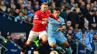 Wayne Rooney akan beradu tajam dengan Sergio Aguero dalam derbi Manchester. (AFP/Paul Ellis)