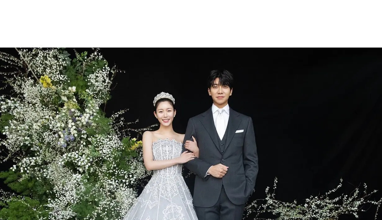 Foto kedua memperlihatkan Lee Da In merangkul tangan Lee Seung Gi mengenakan strapless dress dan tiara. [Foto: IG/byhumanmade].