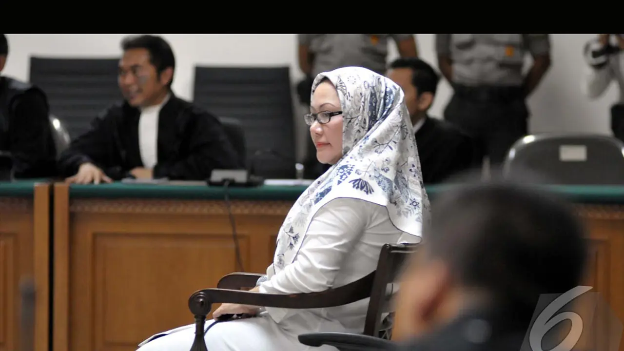 Ekspresi Ratu Atut Saat Dituntut 10 Tahun Penjara